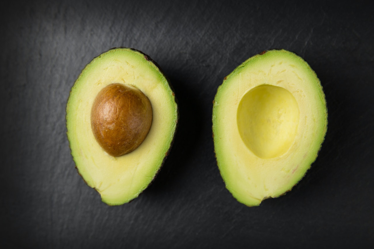 Uleiul de avocado: cum îl poți integra în rutina ta și care sunt beneficiile sale esențiale